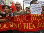 Čína si zriadila ropný vrt, Vietnamci jej podpálili továrne