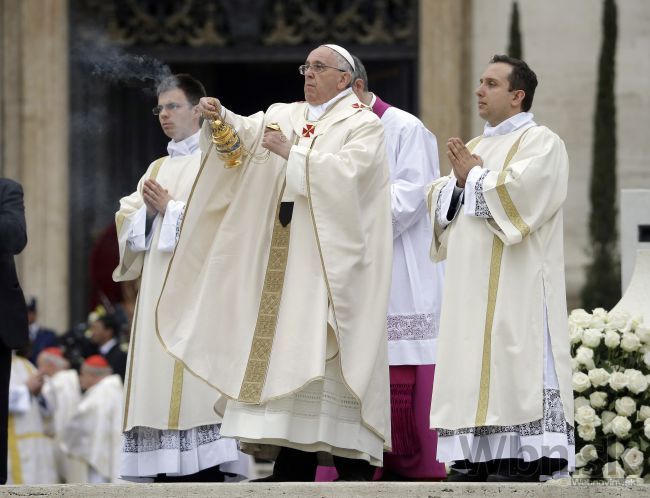 Pápež František šokuje, pokrstil by aj Marťanov