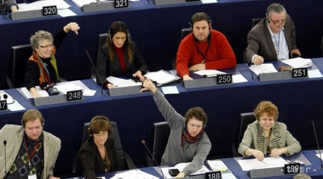 V súťaži o europarlament dobiehajú socialisti ľudovcov