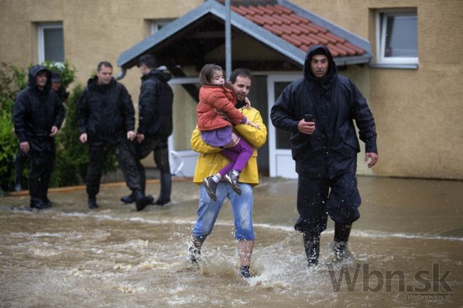 Srbsko zasiahli mohutné záplavy, evakuovali stovky ľudí