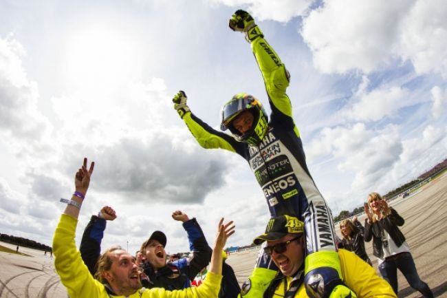 Legendárny Valentino Rossi sa rozhodol pokračovať v kariére