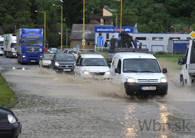 Košickí hasiči pred povodňou ratovali aj ľudí z maringotky