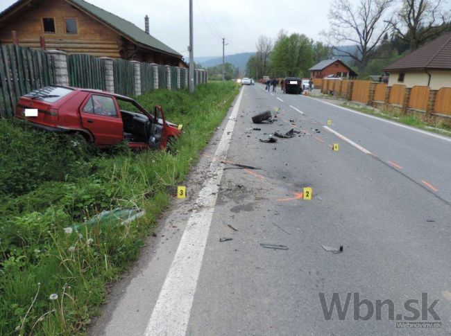 Opitý vodič prešiel do protismeru, spôsobil vážnu nehodu