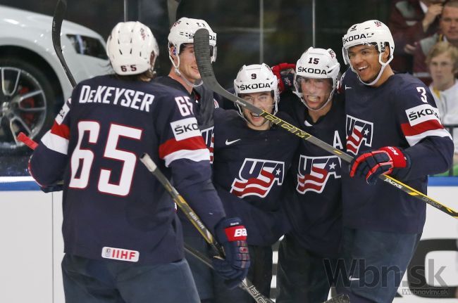 Američania sú vo štvrťfinále, Rusom sa zranil Ovečkin