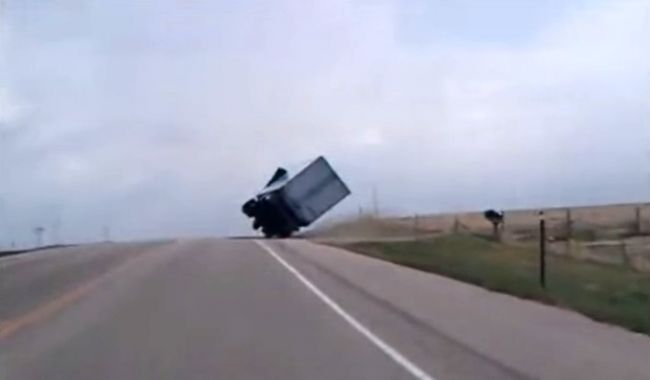 Video: Vodič kamiónu predviedol svoju zručnosť