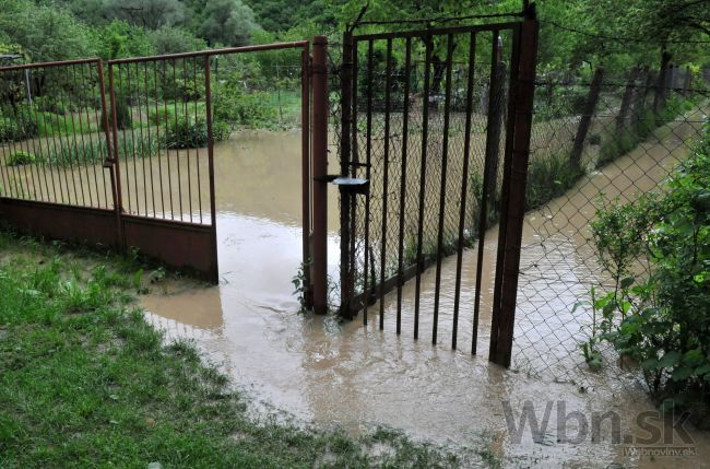 Vo Švedlári odvolali tretí stupeň povodne, zachraňujú ďalej