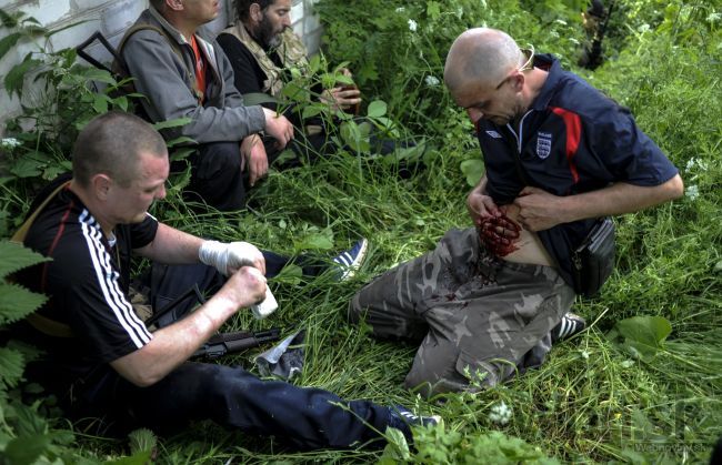 Stovky vzbúrencov napadlo armádu v Luhansku, zabili 20 ľudí