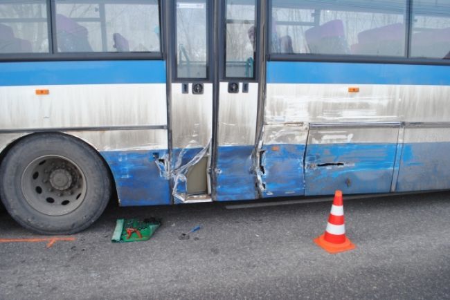 Zrazil sa autobus a štyri autá, zasahovala sanitka