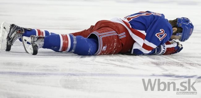 Video: Prust zlomil súperovi v NHL čeľusť, dostal stopku