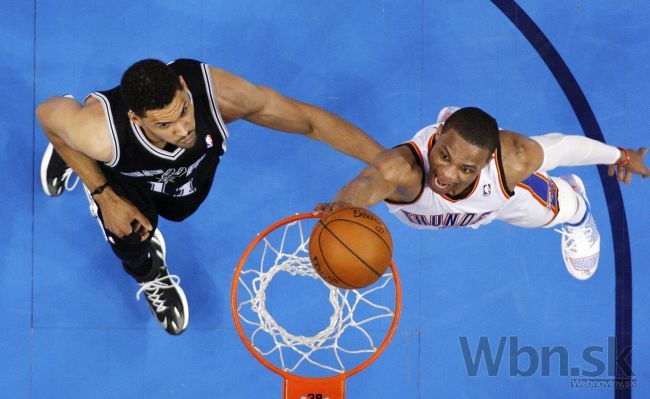 Video: Ibaka vrátil Oklahomu do série, Spurs zle bránili