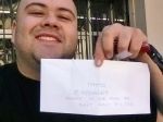 Neznámy chlapík rozhadzoval po uliciach obálky s peniazmi