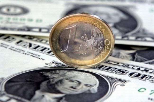Euro kleslo voči doláru na trojmesačné minimum