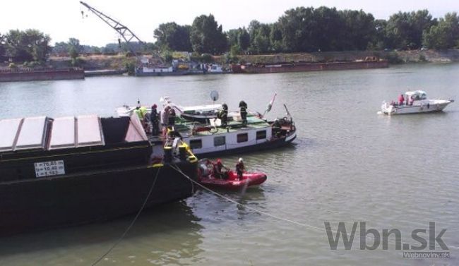 V bratislavskom prístave sa zrazila loď s vlečným člnom