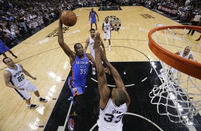 Video: San Antonio rozobralo Oklahomu, je krok od finále NBA