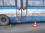 V Hôrke sa zrazil autobus s autom, musel zasahovať vrtuľník