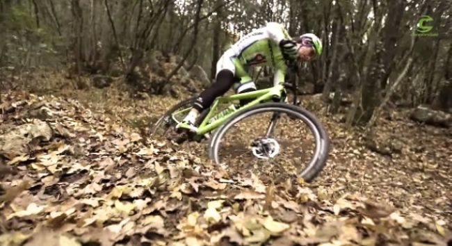 Video: Saganovi to ide aj na horskom bicykli