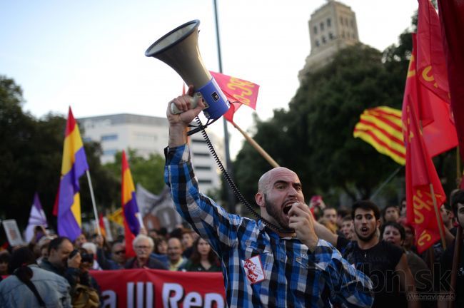 Po abdikácii kráľa protestujú Španieli za pád monarchie