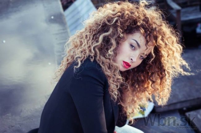 Ella Eyre zverejnila nový klip, s mužmi chodí po stenách