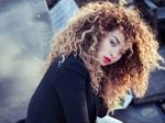 Ella Eyre zverejnila nový klip, s mužmi chodí po stenách