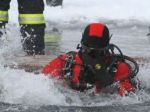 Dráma pri Ilave, z potopeného auta zachraňovali človeka