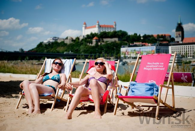 Leto je tu, na nábreží Dunaja otvorili mestskú pláž