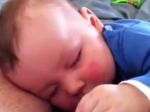 Video: Ako sa bábo smeje v spánku