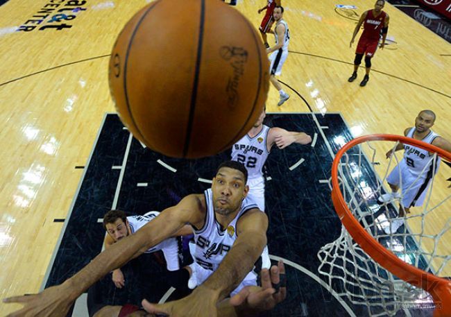 Video: Basketbalisti Spurs vyhrali prvé finále NBA s Miami