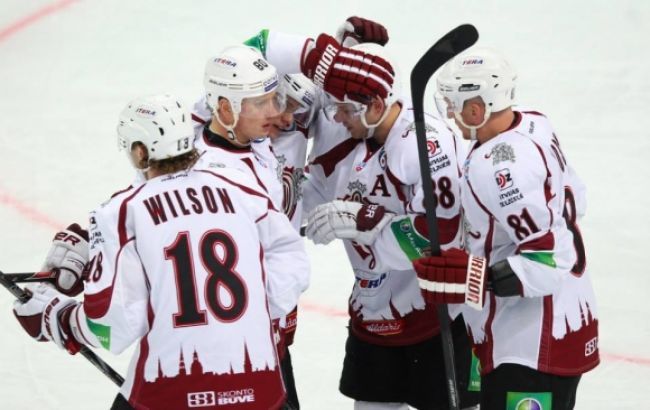 Platy v kluboch KHL sa znížia, hokejisti dostanú menej