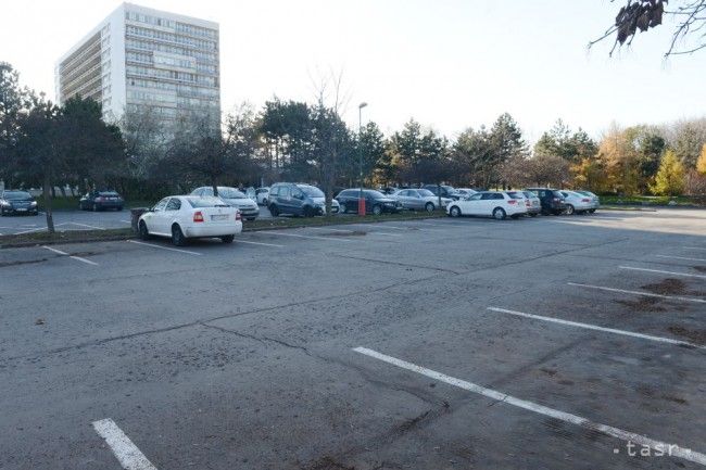 Bezplatné parkovanie pred nemocnicami nebude, opozícia neuspela