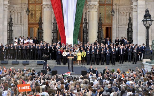 Orbán sa chce podobať Lincolnovi, ministri zložili prísahu