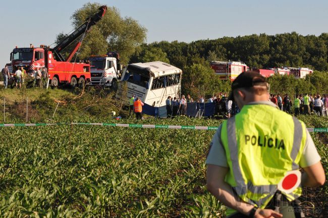 Autobus plný detí zišiel z diaľnice, nehoda má štyri obete