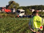 Autobus plný detí zišiel z diaľnice, nehoda má štyri obete
