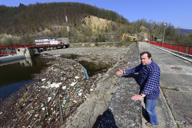 Z hladiny vodnej nádrže Ružín odviezli už 300 ton odpadu