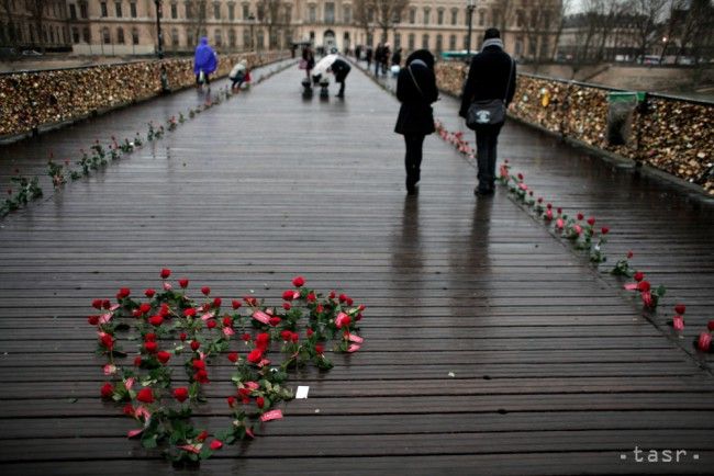 Most v Paríži neuniesol ťarchu lásky