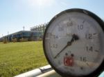 Ukrajina zatiaľ nemusí platiť za ruský plyn vopred