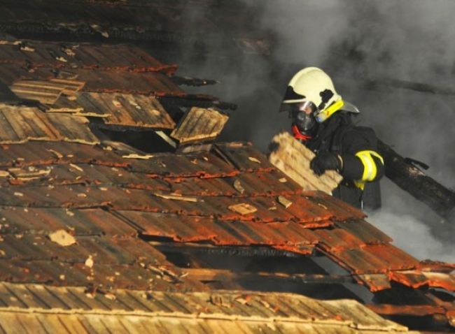 Muži sa chceli pomstiť, podpálili dve chaty