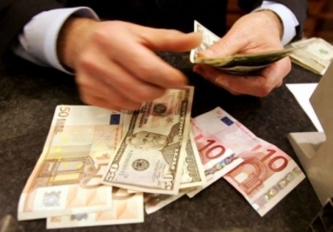 Euro je voči doláru blízko k svojmu štvortýždňovému minimu