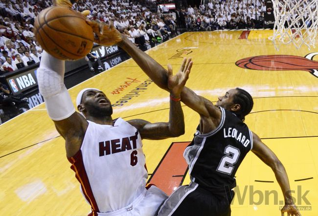 Spurs hviezdili, LeBronovi nepomohol ani kapitán