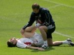 Video: Angličania sú bez fyzioterapeuta, na MS sa zranil
