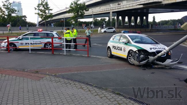 Neďaleko Kiskovej inaugurácie havarovalo policajné auto