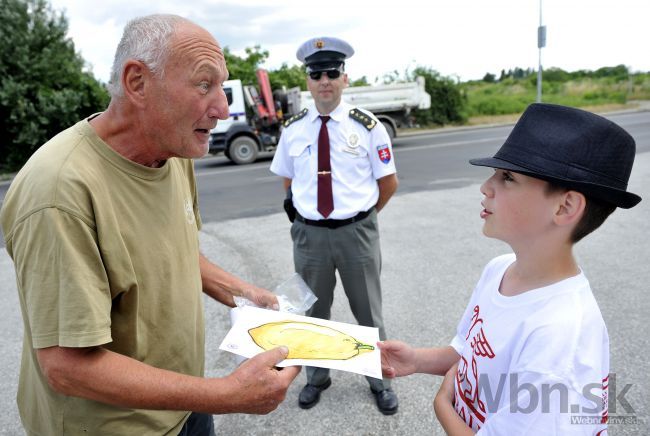 Vodičov kontrolujú deti, hriešnikom dávajú citróny