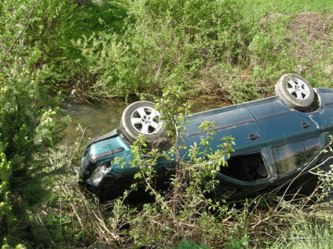 Mladý vodič skončil s autom v potoku, spolujazdec neprežil