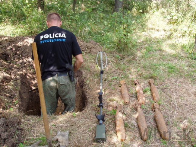 Muž kosil na cintoríne trávu, našiel delostrelecké granáty