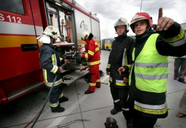 Hasiči si poradili s požiarom pri Veľkých Levároch aj v Rači