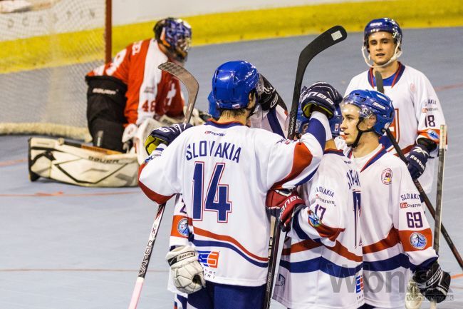 Mladí slovenskí hokejbalisti na úvod šampionátu bodovali