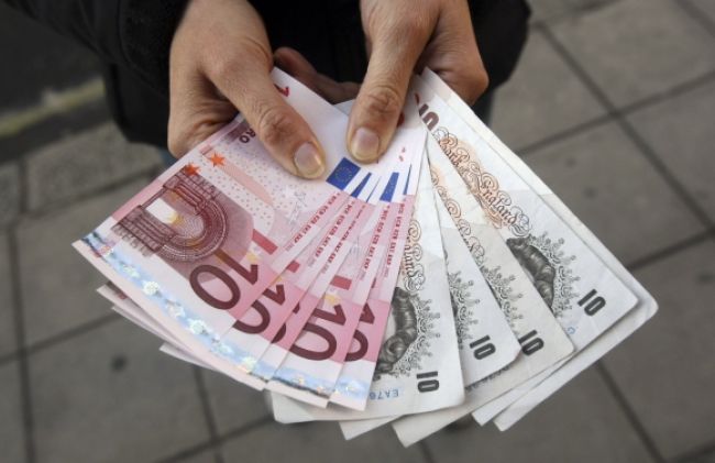 Libra oslabila voči doláru aj euru, japonský jen stagnoval