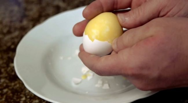 Video: Ako vymiešať vajíčko v škrupine