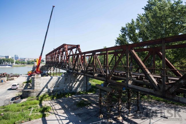 Bratislava musí pozastaviť rozoberanie Starého mosta