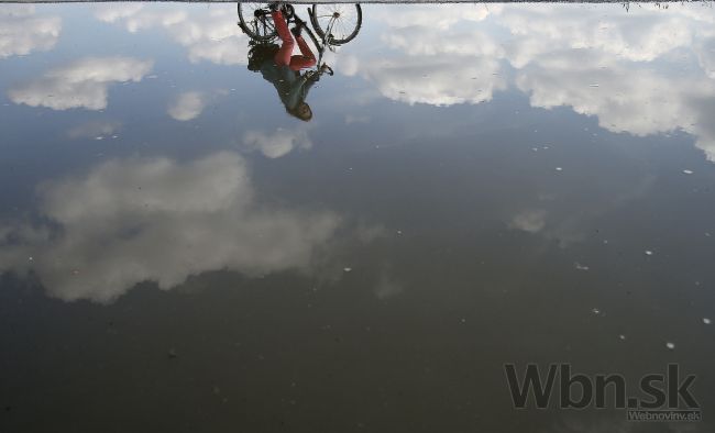 Dvaja cyklisti sa zrazili, žena pád z bicykla neprežila