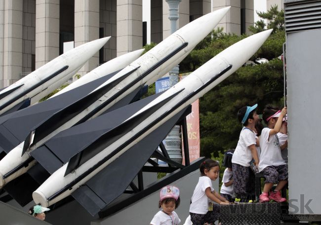 Kim Čong-un dozeral na test ďalšej rakety dlhého doletu